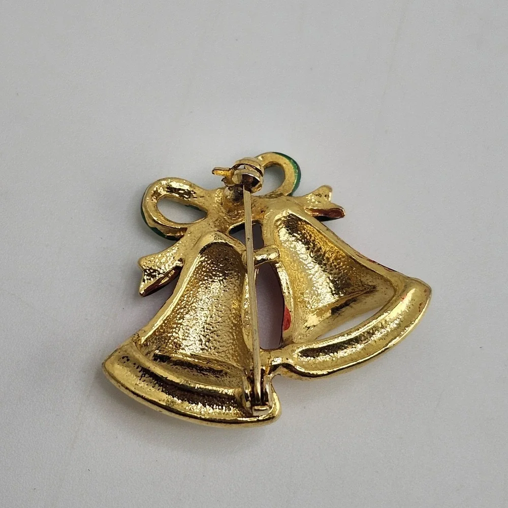 VINTAGE GOLD TONE METAL ENAMEL DOUBLE BELL CHRISTMAS PIN BROOCH‎ READ